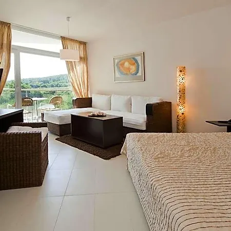 South Pearl 3*